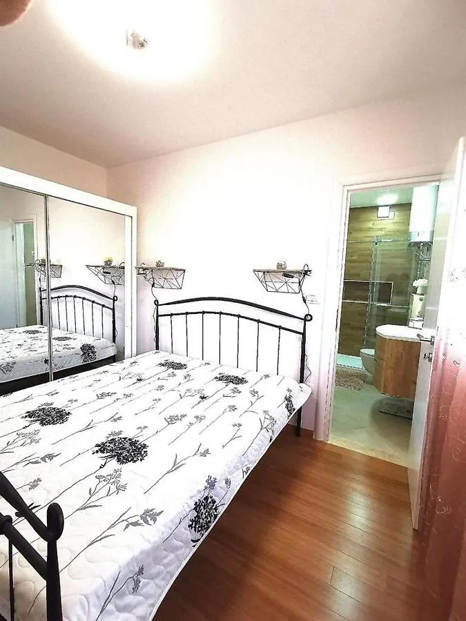 Luxury Apartment Black&White With Pool Trogir