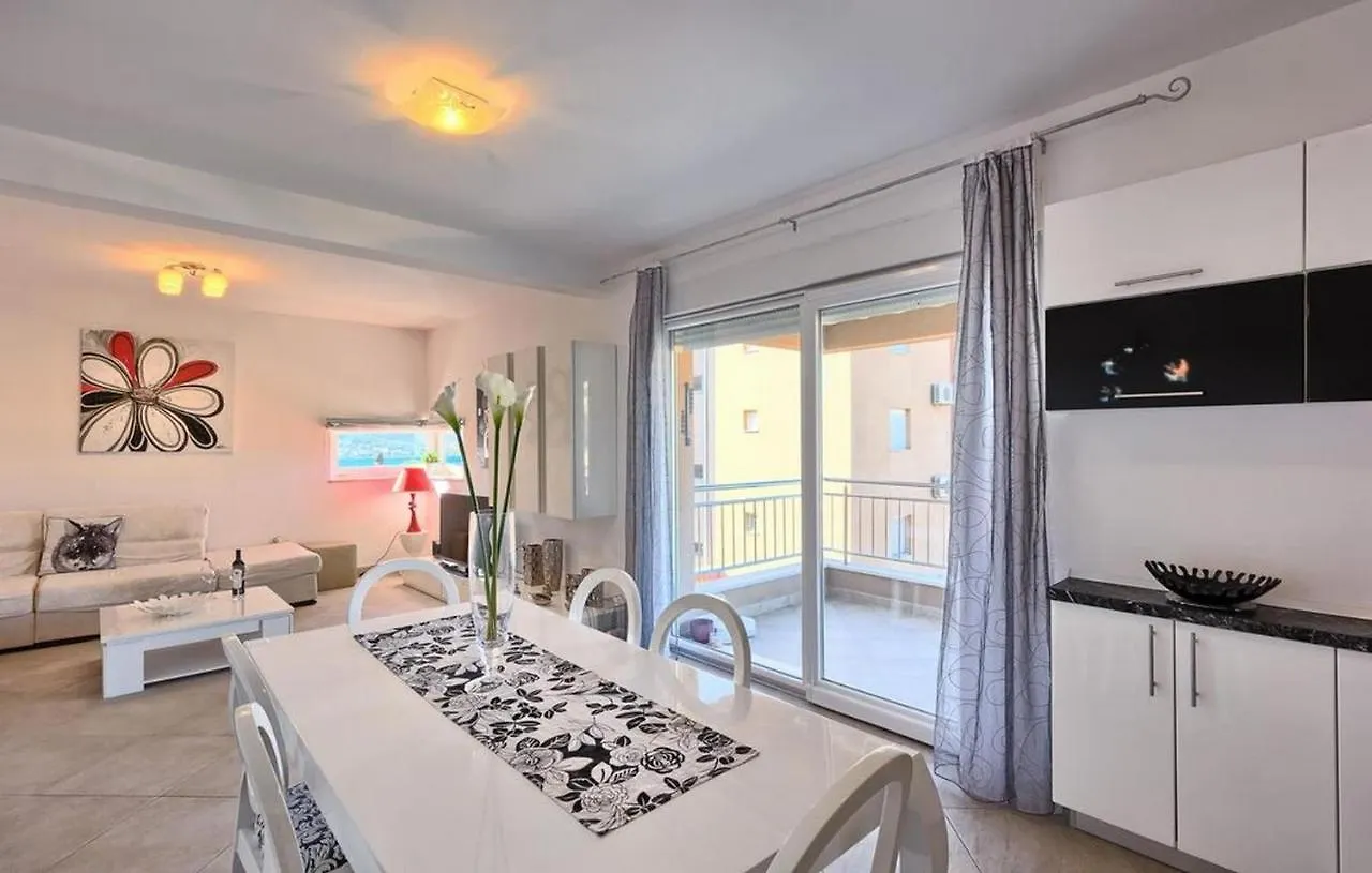 Luxury Apartment Black&White With Pool Trogir