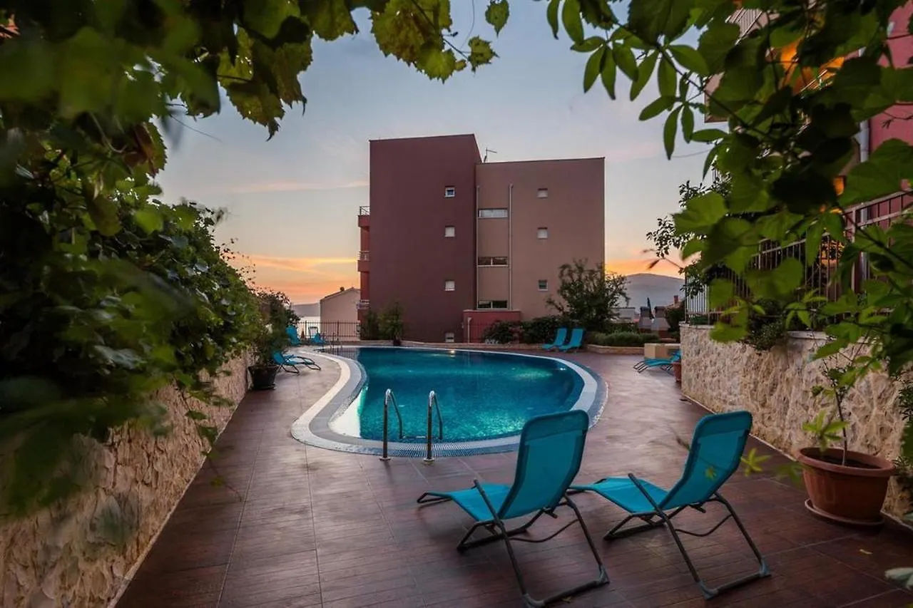 Luxury Apartment Black&White With Pool Trogir