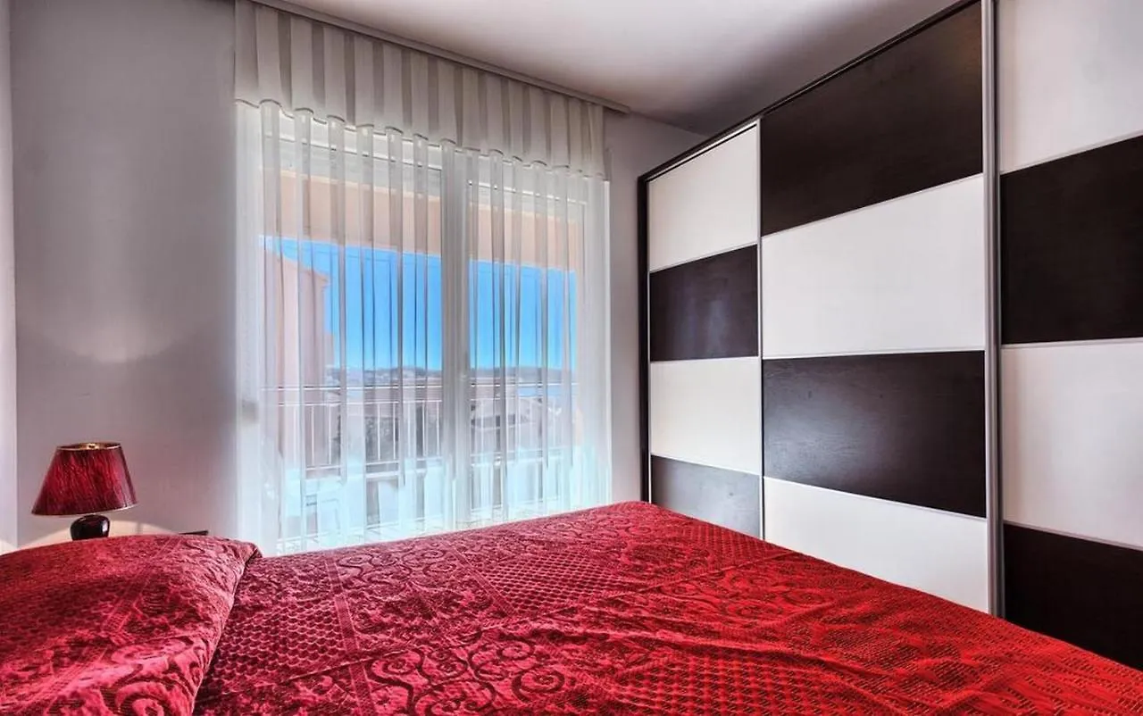 Luxury Apartment Black&White With Pool Trogir