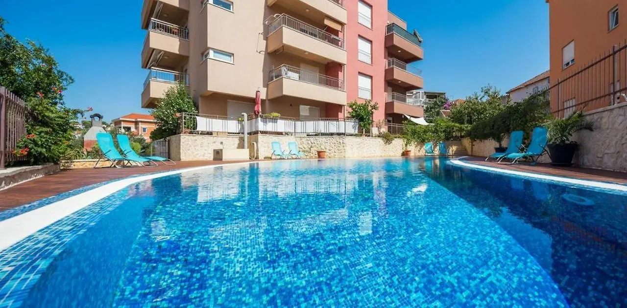 Luxury Apartment Black&White With Pool Trogir 0*,