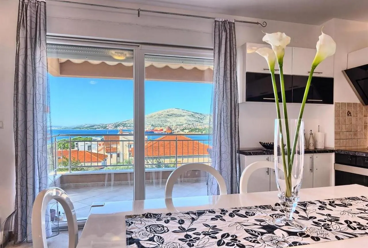 Luxury Apartment Black&White With Pool Trogir
