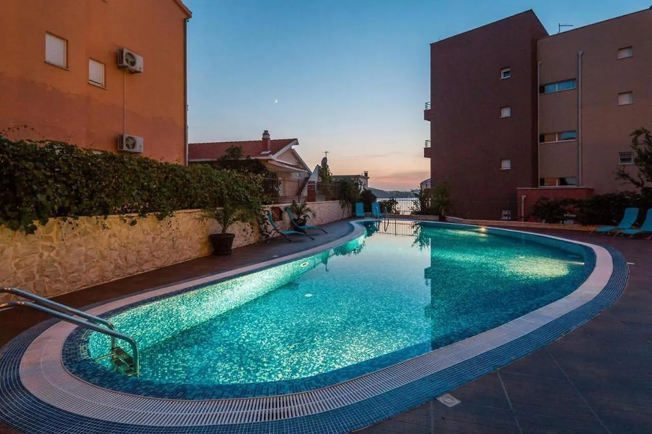 Luxury Apartment Black&White With Pool Trogir