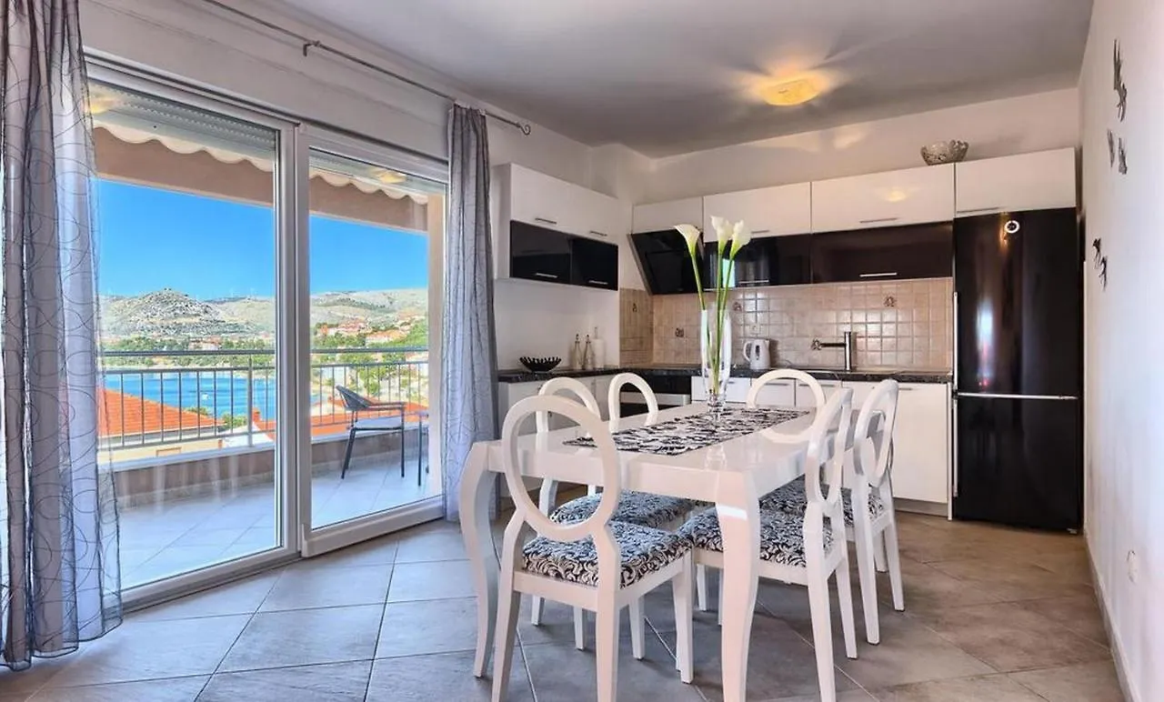 Luxury Apartment Black&White With Pool Trogir