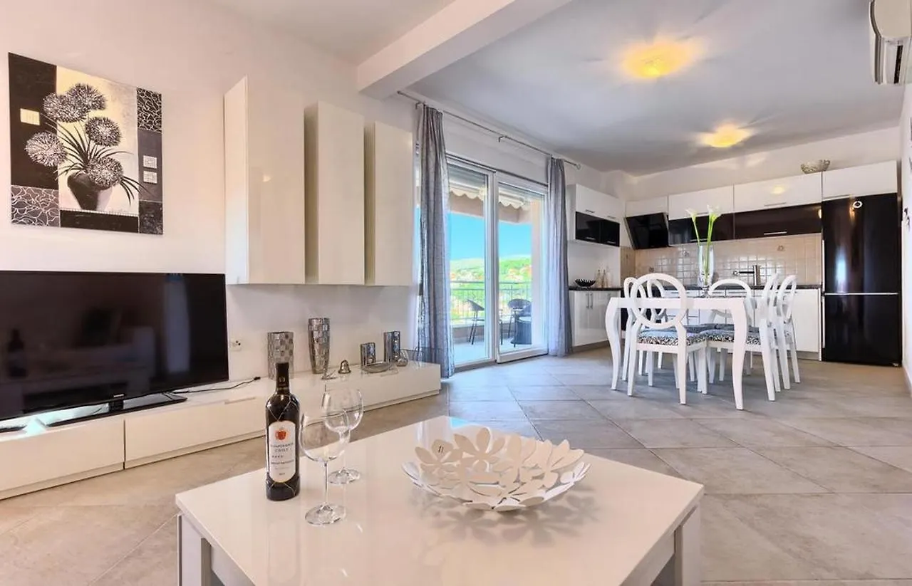 Luxury Apartment Black&White With Pool Trogir