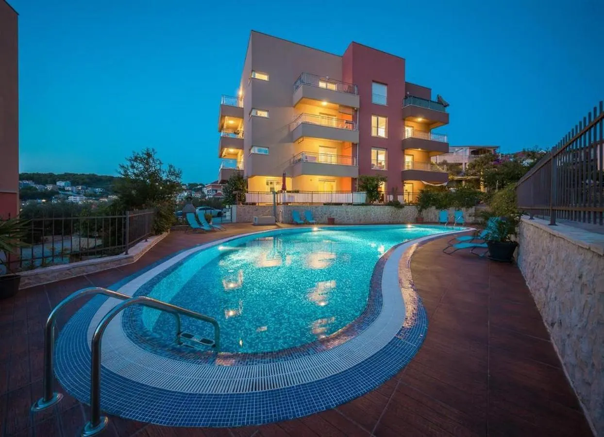 Luxury Apartment Black&White With Pool location