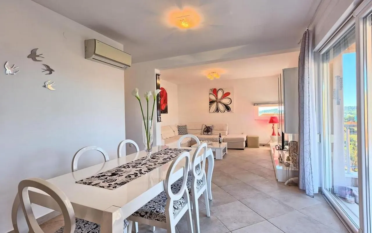 Luxury Apartment Black&White With Pool Trogir