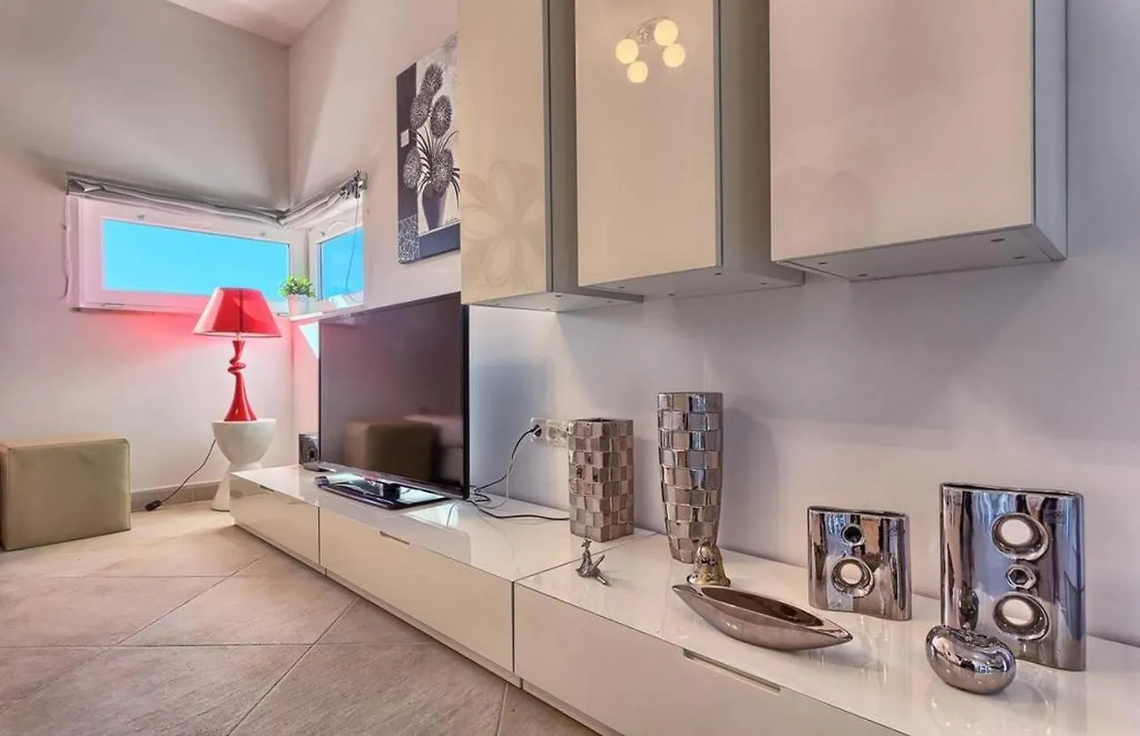 Luxury Apartment Black&White With Pool Trogir