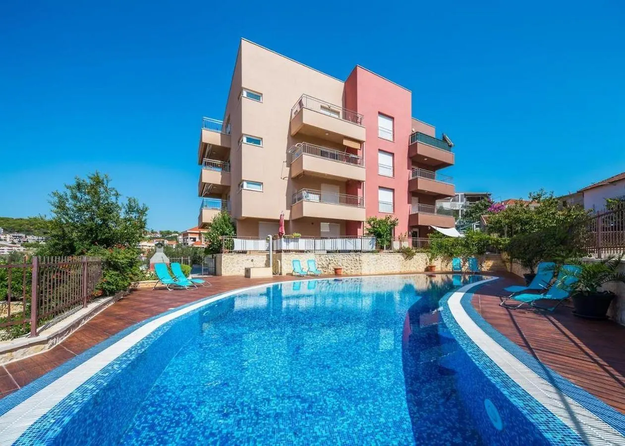 Luxury Apartment Black&White With Pool Trogir