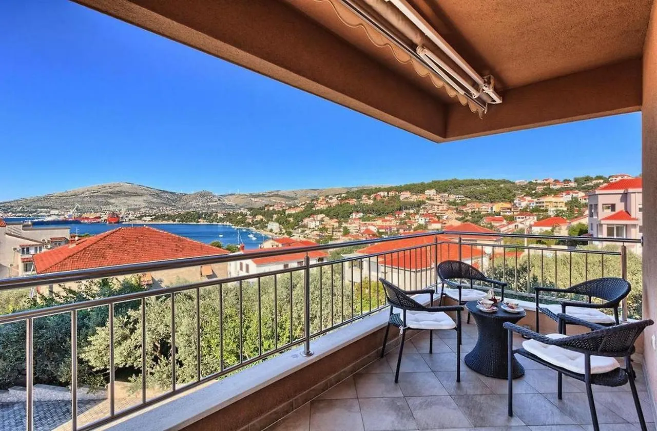 Luxury Apartment Black&White With Pool Trogir